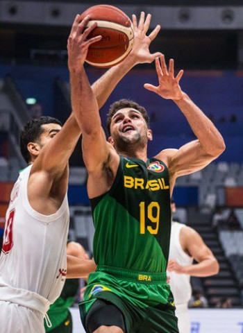 Triunfo de Brasil sobre Irán empañado por lesión de Neto (100-59)