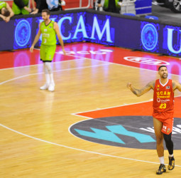 El UCAM Murcia sabe sufrir y ya mira hacia arriba (84-81)