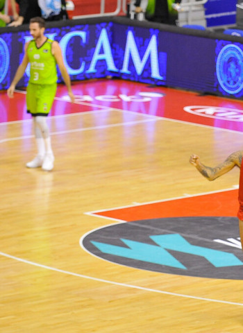 El UCAM Murcia sabe sufrir y ya mira hacia arriba (84-81)