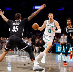 Porzingis brilla en su regreso y lidera a unos Celtics que resisten ante los Nets, 115-113