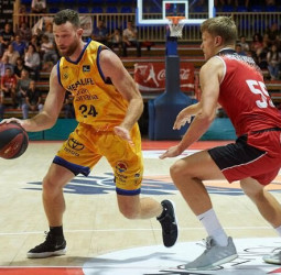 Matt Costello, cerca del Baskonia