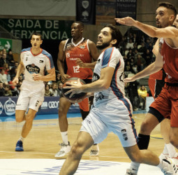 El Monbus Obradoiro se lleva el cara o cruz ante el Montakit Fuenlabrada (78-77)