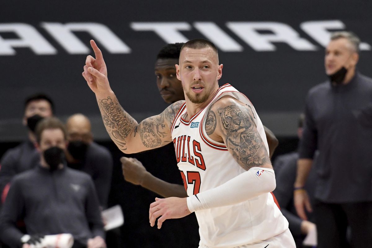 Daniel Theis, objetivo interior de los Charlotte Hornets