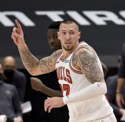 Daniel Theis, objetivo interior de los Charlotte Hornets