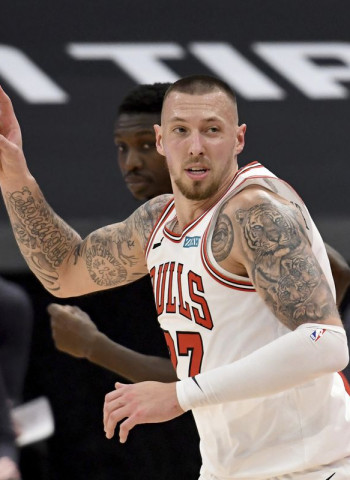 Daniel Theis, objetivo interior de los Charlotte Hornets