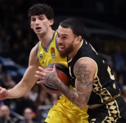 El Mónaco domina en Berlín en el regreso de Calathes, 90-105