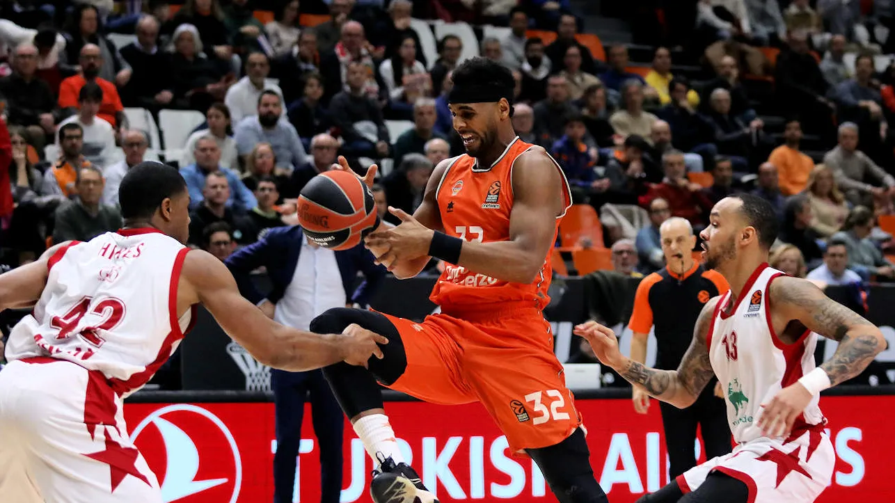 Valencia Basket provoca una lluvia de puntos final para ganar contra el Olimpia Milano (84-72)