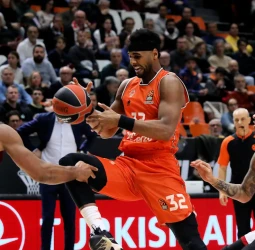 Valencia Basket provoca una lluvia de puntos final para ganar contra el Olimpia Milano (84-72)