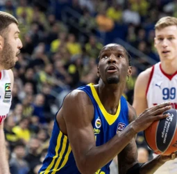 Fenerbahce gana al Baskonia y atrapa al Olympiacos, 82-77