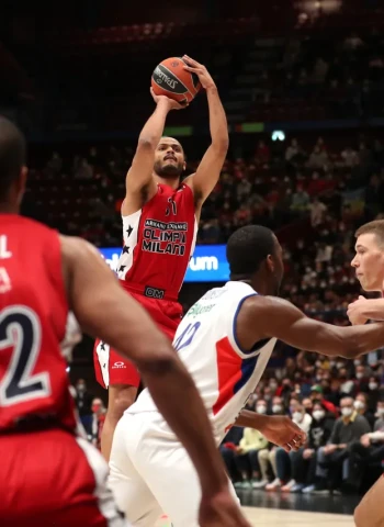 [1-1] El Armani Milán se sobrepone a las lesiones para empatar la serie (73-66)