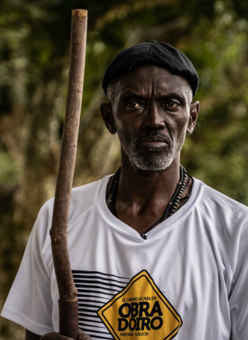 Craig Hodges se acerca a Santiago de Compostela tras finalizar la cuarta etapa en el Concello de Padrón