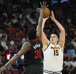 Los Nuggets ganan en Miami y afianzan su liderato en el Oeste
