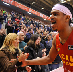 El UCAM gana tras ocho derrotas con defensa y un Eddie espectacular (82-74)