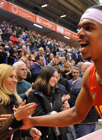 El UCAM gana tras ocho derrotas con defensa y un Eddie espectacular (82-74)
