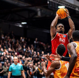 BAXI Manresa vuelve a imponerse ante el Niners Chemnitz, 78-89