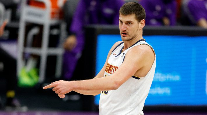 Nikola Jokic iguala un récord solo al alcance de Oscar Robertson