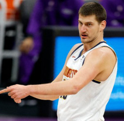 Nikola Jokic iguala un récord solo al alcance de Oscar Robertson