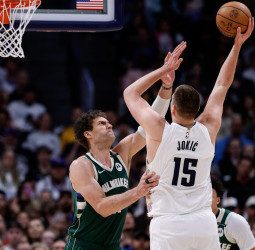 Triunfal regreso de Jokic ante unos mermados Bucks, 117-127