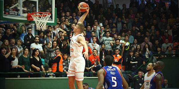 El Banvit infringe la primera derrota al Anadolu Efes, Fenerbahce, fácil ante el Buyukçekmece