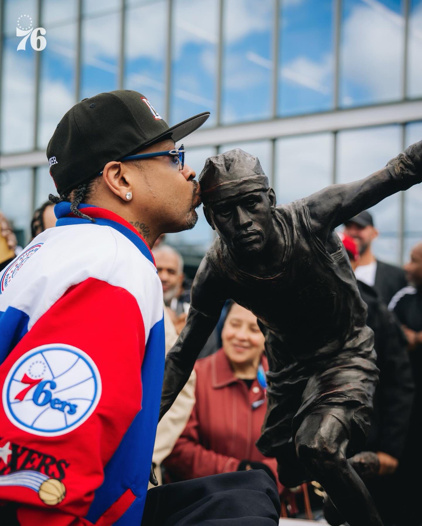 Los Sixers develan la escultura de Allen Iverson