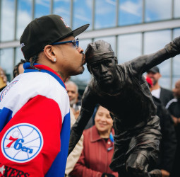 Los Sixers develan la escultura de Allen Iverson