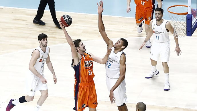 El Real Madrid brilla en defensa para ganar al Valencia Basket (83-71)