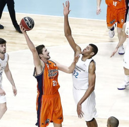 El Real Madrid brilla en defensa para ganar al Valencia Basket (83-71)