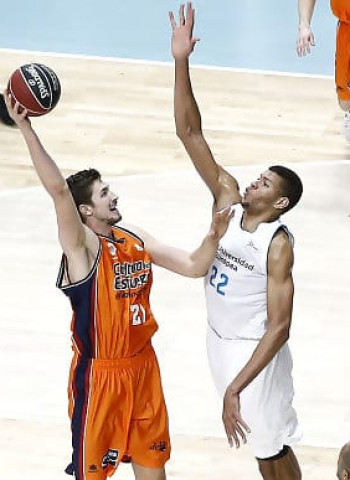 El Real Madrid brilla en defensa para ganar al Valencia Basket (83-71)