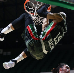 UNICS supera al Lokomotiv para llegar a semifinales (82-78)