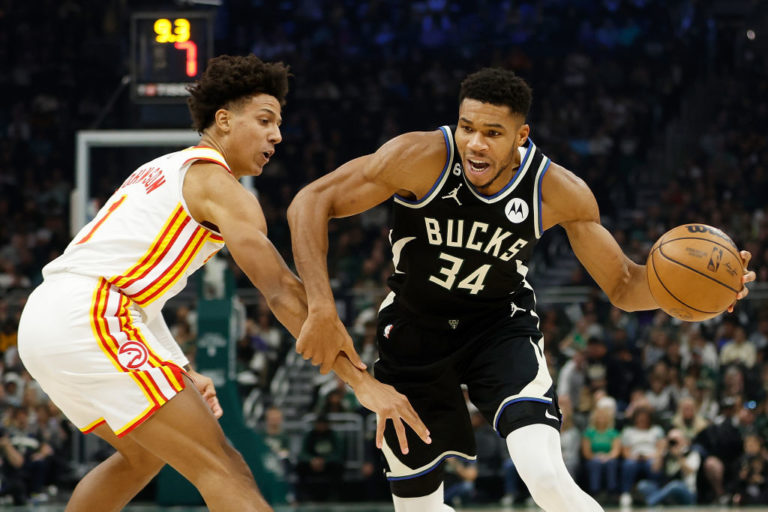 Giannis Antetokounmpo lidera a unos Milwaukee Bucks invictos