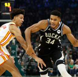 Giannis Antetokounmpo lidera a unos Milwaukee Bucks invictos