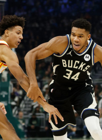 Giannis Antetokounmpo lidera a unos Milwaukee Bucks invictos