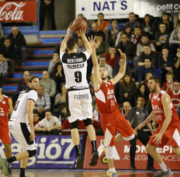 El ICL Manresa pierde en el cara o cruz final ante el Dominion Bilbao Basket (67-72)