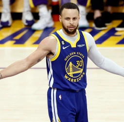Walker hace de héroe inesperado y los Warriors quedan al borde del KO (101-104) [1-3]