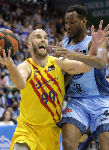 Una remontada para la historia sella la primera plaza del Barça (72-74)