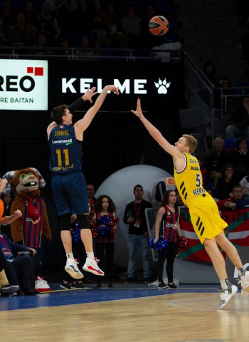 El Baskonia remonta y mantiene sus aspiraciones de playoffs (73-72)