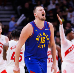 Remontada y prórroga para que los Nuggets se estrenen, 127-125