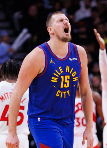 Remontada y prórroga para que los Nuggets se estrenen, 127-125