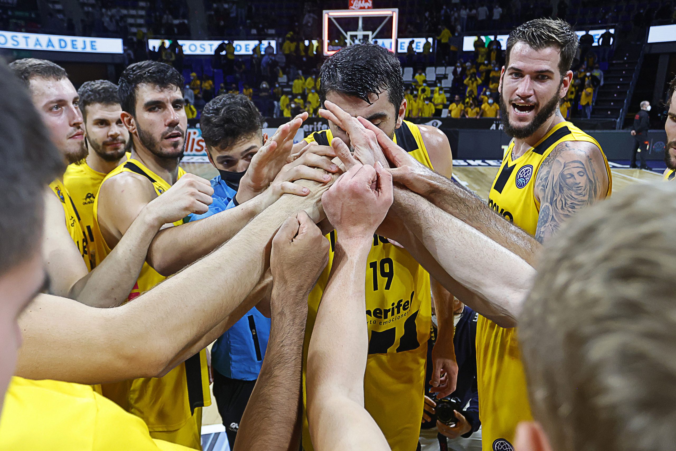 El Lenovo Tenerife tira de carácter y suma su tercera alegría en la Champions (80-78)