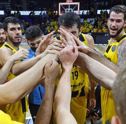El Lenovo Tenerife tira de carácter y suma su tercera alegría en la Champions (80-78)