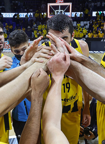 El Lenovo Tenerife tira de carácter y suma su tercera alegría en la Champions (80-78)