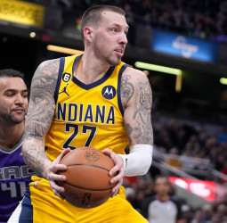 Daniel Theis muestra su descontento