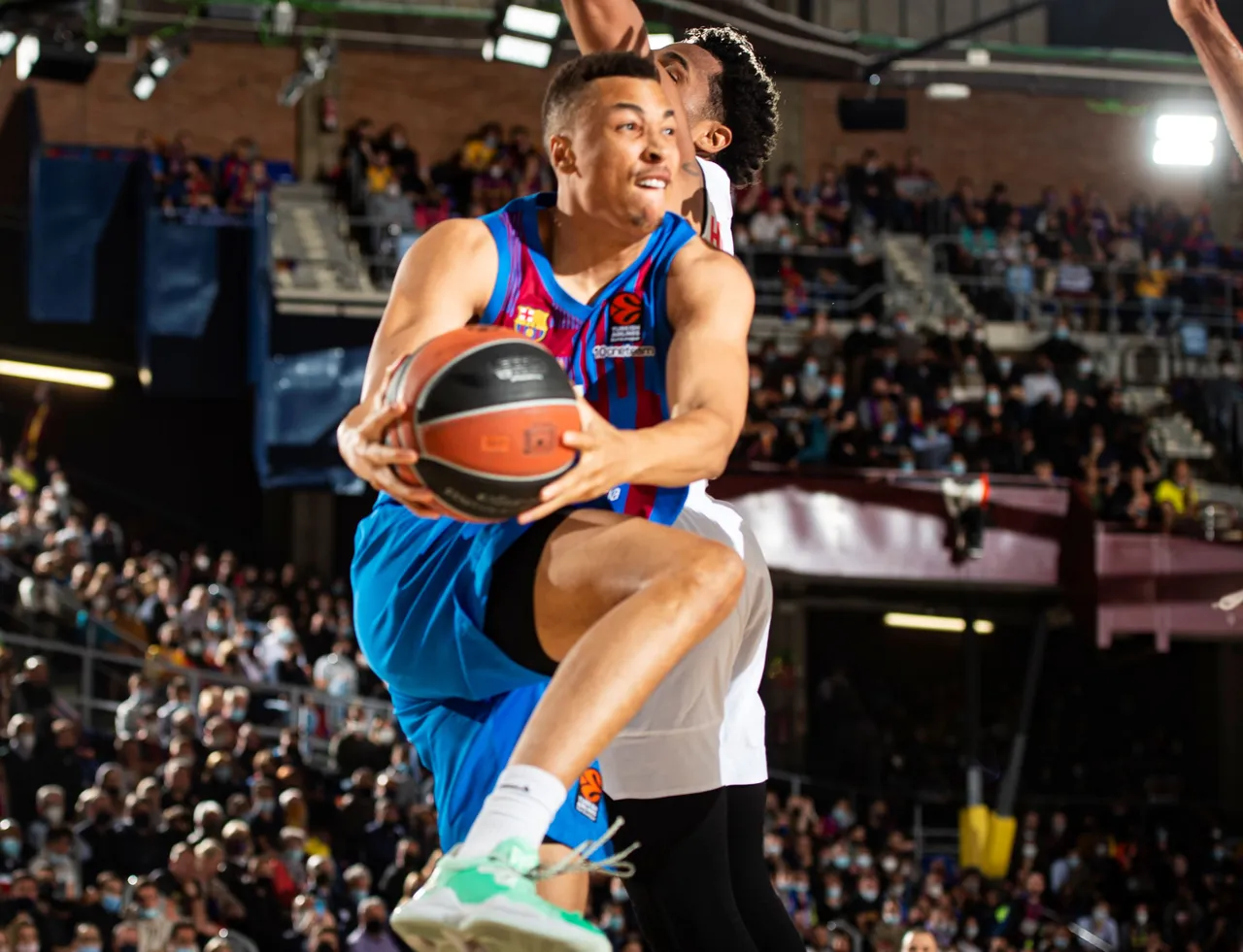 Brandon Davies lidera la victoria del Barça ante un gran Bayern (77-67)