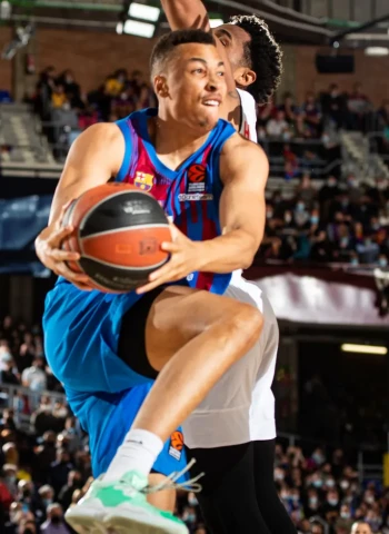 Brandon Davies lidera la victoria del Barça ante un gran Bayern (77-67)