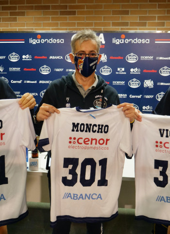 El Monbus Obradoiro homenajea a Moncho, Víctor y Gonzalo por superar los 300 partidos en la acb