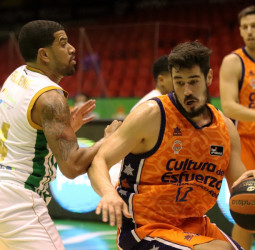 Valencia Basket cae en la pista del Coosur Real Betis (95-85)