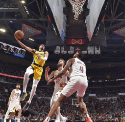 Los Pacers asaltan Cleveland para empezar, 121-112 [0-1]