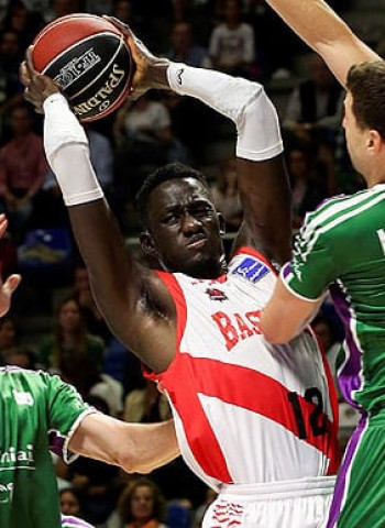 Enorme triunfo del Baskonia en el Carpena (72-73)