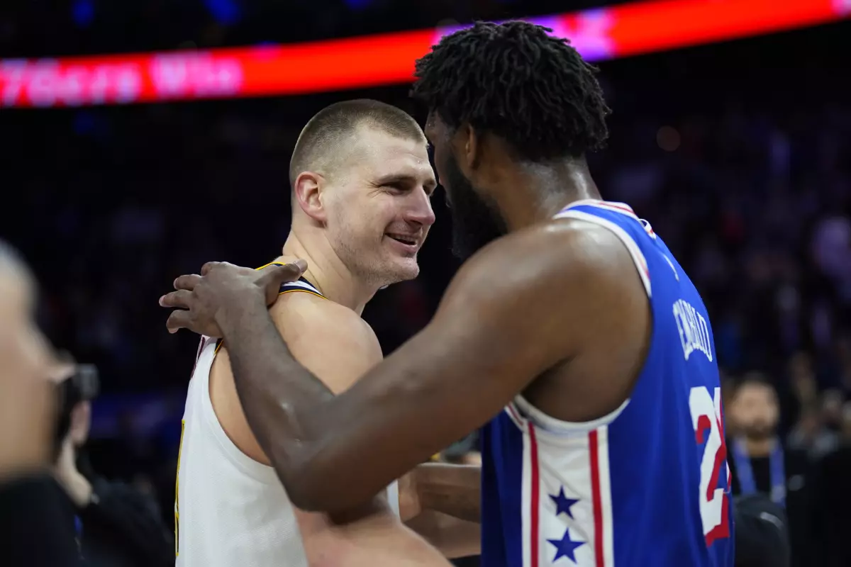 Embiid eclipsa a Jokic