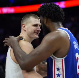 Embiid eclipsa a Jokic